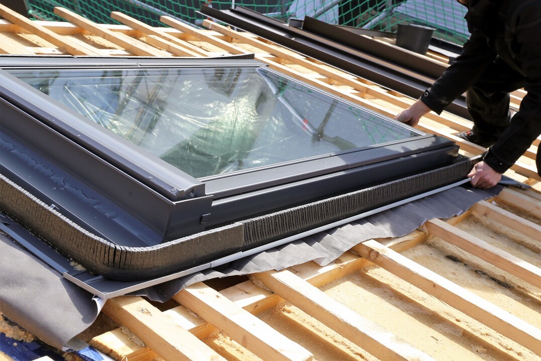 uszczelnianie grafitowego okna dachowego na drewnianej konstrukcji dachu