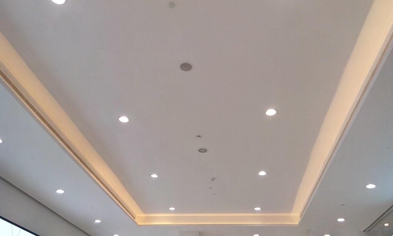 sufit podwieszany dwupoziomowy z widocznym oświetleniem LED