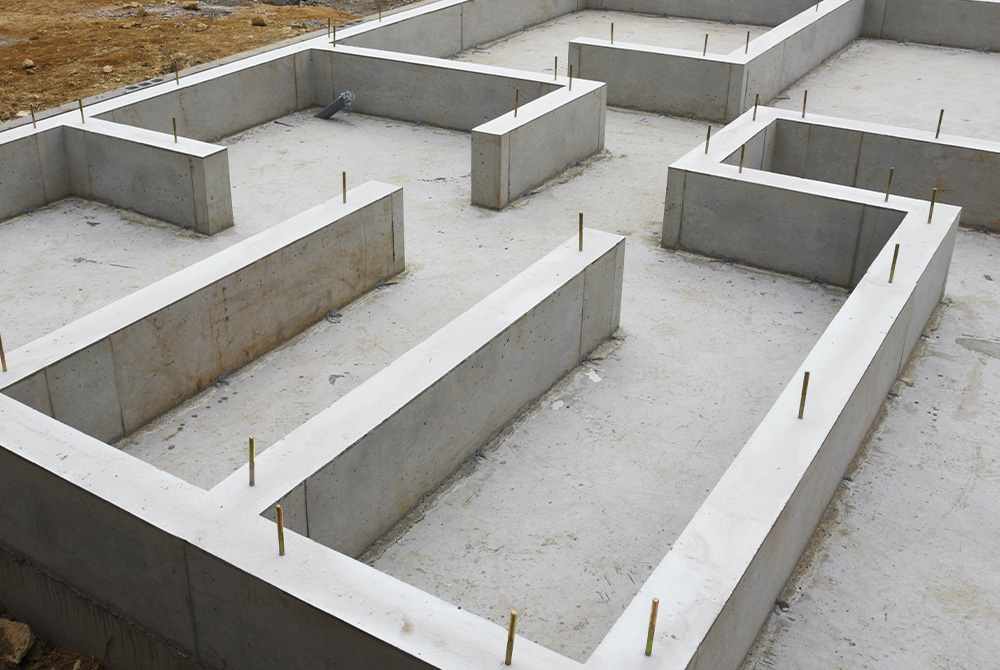 Fundamenty domu postawione z ław betonowych - zdjęcie