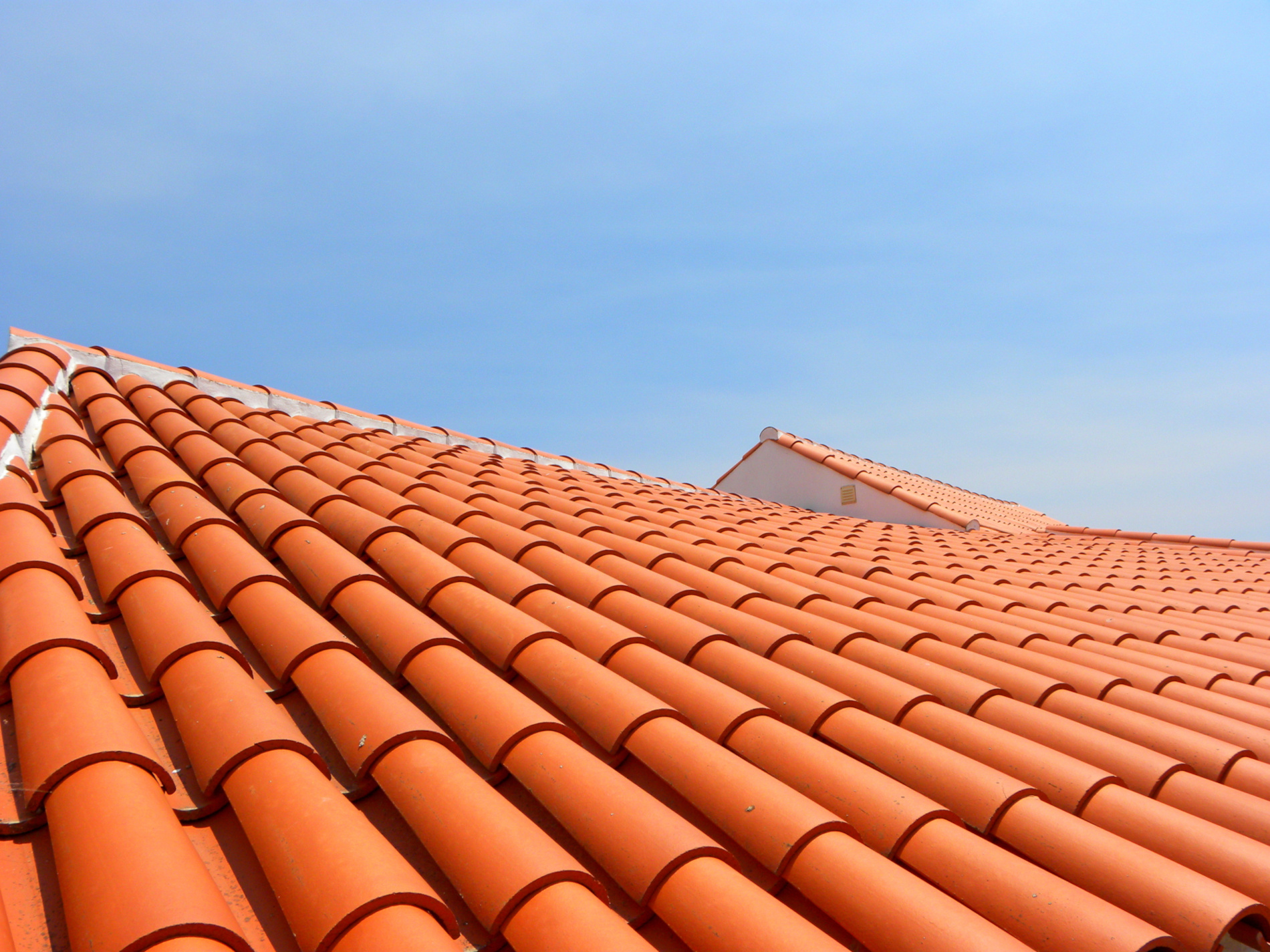 Dachówka ceramiczna – materiał, montaż, eksploatacja