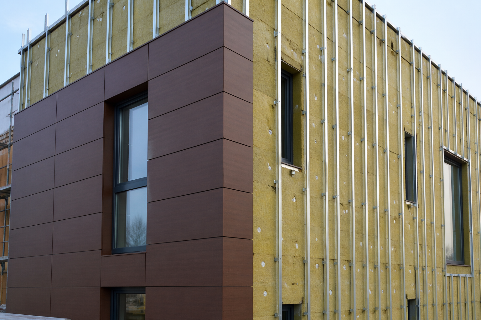 Konstrukcja pod elewację wentylowaną – aluminium czy stal?